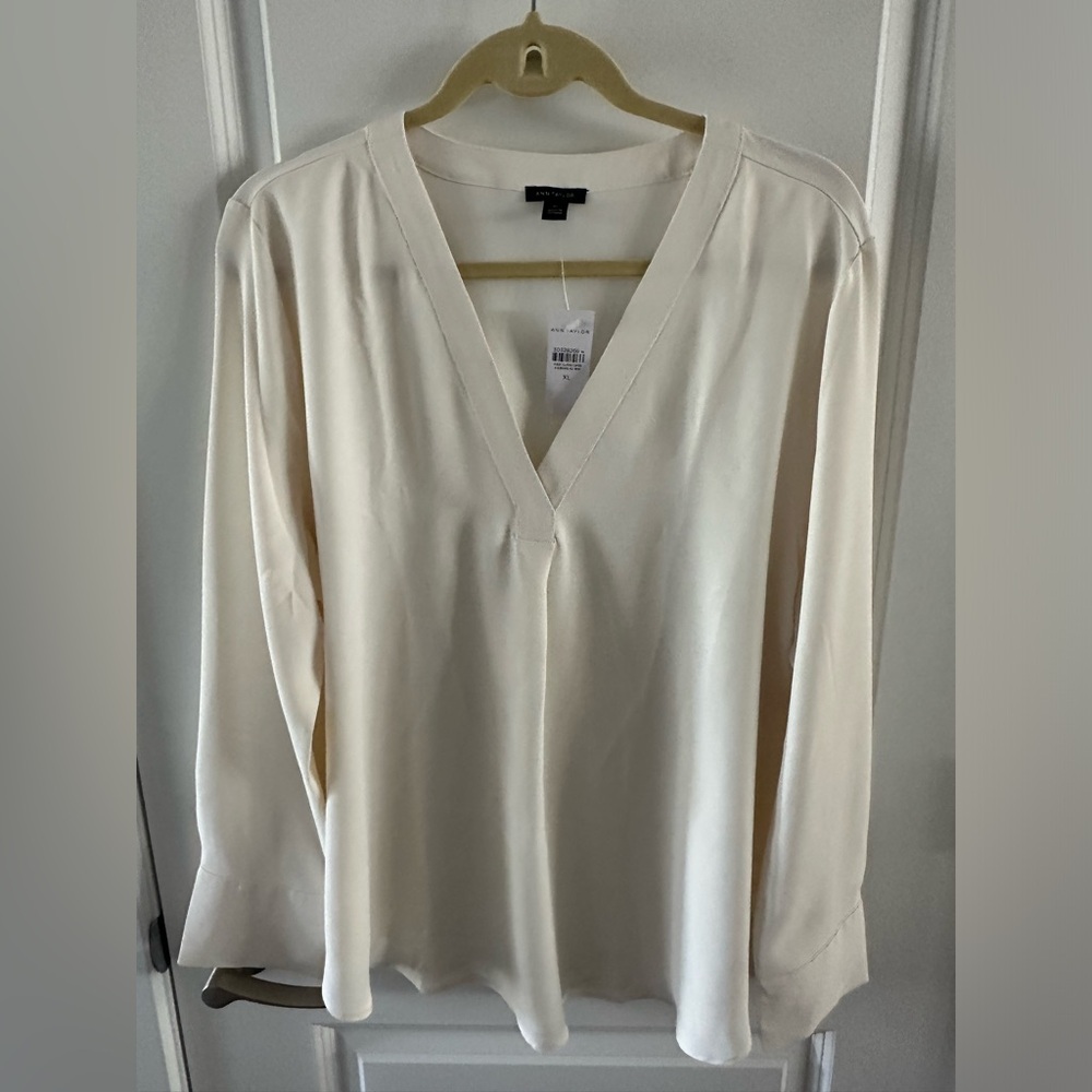 Beautiful V-neck cream colored long sleeve blouse size extra large